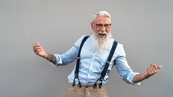 gelukkig senior Mens vieren en lachend in voorkant camera - mode ouderen mannetje levensstijl concept foto