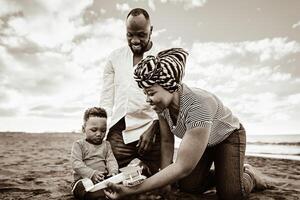 gelukkig Afrikaanse familie hebben pret Aan de strand gedurende zomer vakanties - zwart en wit bewerken foto