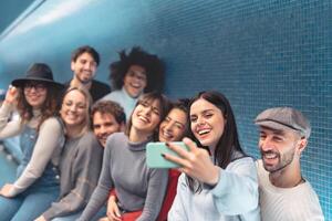 groep jong vrienden nemen selfie met mobiel smartphone in metro ondergronds grootstedelijk - gelukkig modieus mensen sharing tijd en lachend samen - jeugd millennial vriendschap levensstijl concept foto