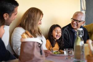 gelukkig Latijns familie hebben pret lunchen samen Bij huis foto