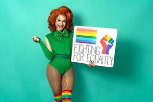 gelukkig slepen koningin vieren homo trots Holding banier met regenboog vlag - lgbtq sociaal beweging concept foto