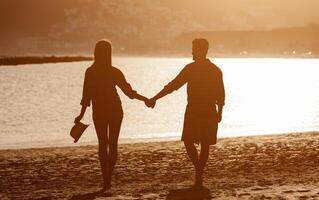jong paar genieten van vakantie Aan tropisch strand - romantisch geliefden silhouet hebben pret samen Aan zomer vakantie - reizen mensen liefde en verhouding concept foto