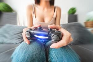 jong vrouw spelen online video spellen - vrouw gamer hebben pret Aan nieuw technologie troosten - gaming vermaak en jeugd millennial generatie levensstijl concept foto