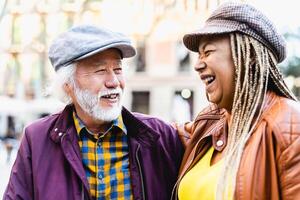 gelukkig multiraciaal senior paar hebben pret in stad - ouderen mensen en liefde verhouding concept foto