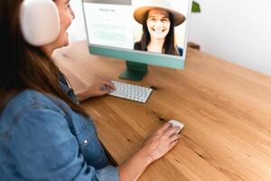 gelukkig sociaal influencer vrouw werken Aan computer van haar huis studio - slim werk en technologie concept foto