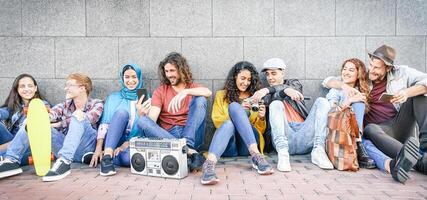 groep van multiraciaal vrienden hebben pret buitenshuis - millennial jong mensen gebruik makend van mobiel telefoons nemen foto en luisteren muziek- met wijnoogst stereo - generatie z, sociaal en jeugd levensstijl concept