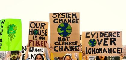 groep van activisten protesteren voor klimaat crisis - globaal opwarming concept foto