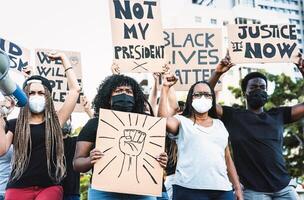 zwart leeft er toe doen activist beweging protesteren tegen racisme en vechten voor gelijkheid - demonstranten van verschillend culturen en ras protest Aan straat voor gerechtigheid en Gelijk rechten foto