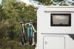 fietsen zijn gemonteerd Aan de camper. de concept van reizen foto