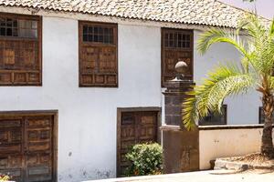 huis met ramen Aan de straat van de oud stad- van icod de los Vinos Aan de eiland van tenerife.spanje, kanarie eilanden. foto