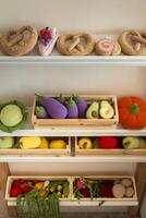 kunstmatig voedsel in de kinderen keuken. Aan de plank zijn groenten en fruit gemaakt van gebreid draden foto
