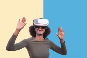 afro vrouw gebruik makend van virtueel realiteit bril buitenshuis - gelukkig jong meisje hebben pret met geïnnoveerd vr googles technologie - tech levensstijl vermaak en 3d spel ervaring concept foto