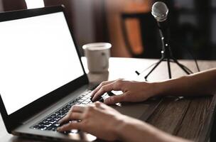 dichtbij omhoog vrouw handen sms'en Aan computer terwijl aan het doen podcast Bij huis - bedrijf vrouw maken werk video conferentie - slim werken levensstijl en apparaat technologie app concept foto