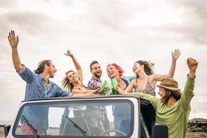 groep van gelukkig vrienden juichen met bier in converteerbaar auto - jong mensen hebben pret drinken en maken partij gedurende hun weg reis - vriendschap, vakantie, jeugd vakantie levensstijl concept foto