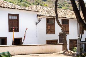 huis met ramen Aan de straat van de oud stad- van icod de los Vinos Aan de eiland van tenerife.spanje, kanarie eilanden. foto