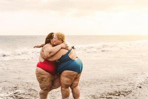 gelukkig plus grootte Dames hebben pret Aan zonnig dag Bij strand gedurende vakantie tijd foto