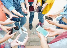 groep van vrienden gebruik makend van hun slim mobiel telefoons - millennial jong mensen verslaafd naar nieuw technologie trends - concept van mensen, generatie z, techniek, sociaal media netwerk en jeugd levensstijl foto
