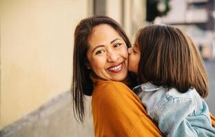 gelukkig Filipina moeder met haar dochter hebben inschrijving momenten in de stad centrum - lief familie buitenshuis foto