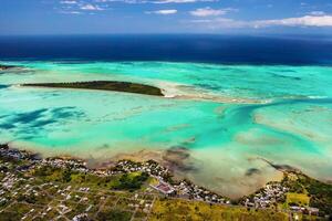 de visie van de vogel oog visie Aan de kust van Mauritius. verbazingwekkend landschappen van mauritius.mooi koraal rif van de eiland foto