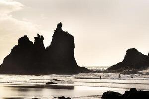 mensen Aan de zanderig strand van benijo Aan de eiland van tenerife.spanje foto