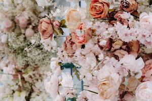 detailopname van bruiloft bloemen.achtergrond van roze en wit rozen foto