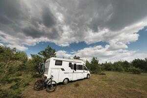 een vakantie reis in een camper, een rust uit in een busje foto