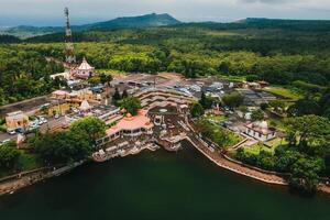 de ganga talao tempel in groots bassin, savanne, Mauritius. foto