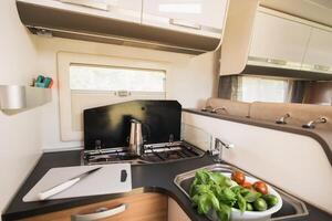 de interieur van een mobiel huis. salon binnen de camper foto