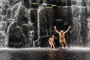 veel mensen baden in een waterval. mensen Bij de grot waterval. baden. foto