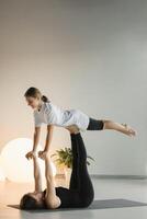 mam en tiener- dochter Doen gymnastiek samen in de geschiktheid kamer. een vrouw en een meisje trein in de Sportschool foto