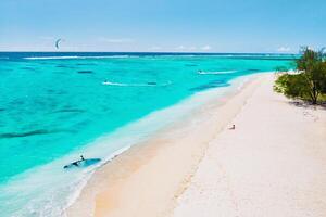 met vogel oog keer bekeken van de strand en de oceaan in de buurt de berg le Morne brabant.koraal rif van de eiland van Mauritius foto