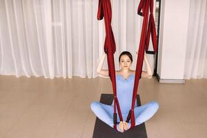 zwanger meisje. een vrouw doet yoga Aan een hangmat in de Sportschool. de concept van een gezond levensstijl, moederschap foto