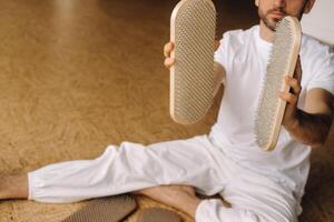 een Mens houdt in zijn handen borden met nagels voor yoga klassen foto