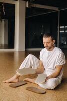 een Mens houdt in zijn handen borden met nagels voor yoga klassen foto