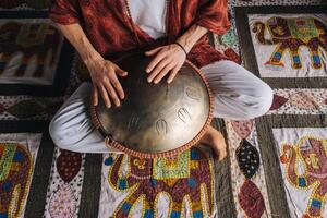 detailopname van een man's hand- spelen een modern musical instrument, de Orion riet trommel foto