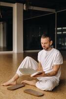 een Mens houdt in zijn handen borden met nagels voor yoga klassen foto