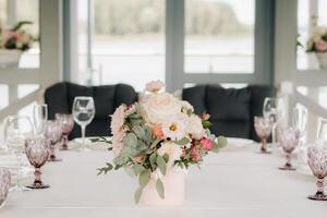 mooi tafel instelling met bloemen decor voor een vakantie foto