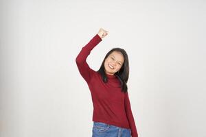 jong Aziatisch vrouw in rood t-shirt aan het doen Ja opgewonden of viering gebaar geïsoleerd Aan wit achtergrond foto