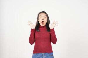 jong Aziatisch vrouw in rood t-shirt aan het doen Wauw of schok gezicht en op zoek Bij camera geïsoleerd Aan wit achtergrond foto