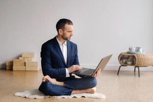 een Mens in een formeel pak werken zittend in een geschiktheid kamer Aan een laptop foto