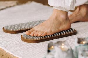 de man's voeten zijn De volgende naar borden met nagels. yoga klassen foto