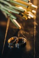 ontwerper bruiloft ringen aan het liegen Aan de oppervlak. twee bruiloft ringen foto