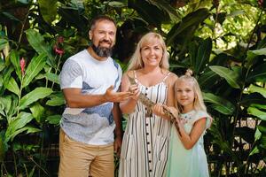 een familie Aan de eiland van Mauritius met een klein krokodil in hun handen foto