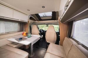 de interieur van een mobiel huis. salon binnen de camper foto