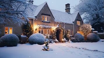 ai gegenereerd Kerstmis in de platteland, huisje en tuin versierd voor vakantie Aan een besneeuwd winter avond met sneeuw en vakantie lichten, Engels land styling foto