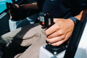 dichtbij omhoog van een hand- Holding de controle stok en klaar naar werk in de vrachtauto kraan de grootste vrachtauto kraan voor uitdagend taken foto