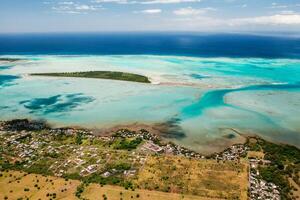 de visie van de vogel oog visie Aan de kust van Mauritius. verbazingwekkend landschappen van mauritius.mooi koraal rif van de eiland foto