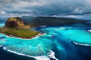 een vogelperspectief visie van le Morne brabant, een UNESCO wereld erfgoed site.koraal rif van de eiland van mauritius.storm wolk foto