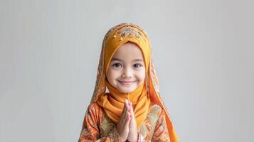 ai gegenereerd schattig moslim Aziatisch meisje groet Ramadhan geïsoleerd Aan wit achtergrond foto