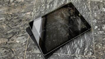 gebroken tablet Aan marmeren technologie mislukking concept foto